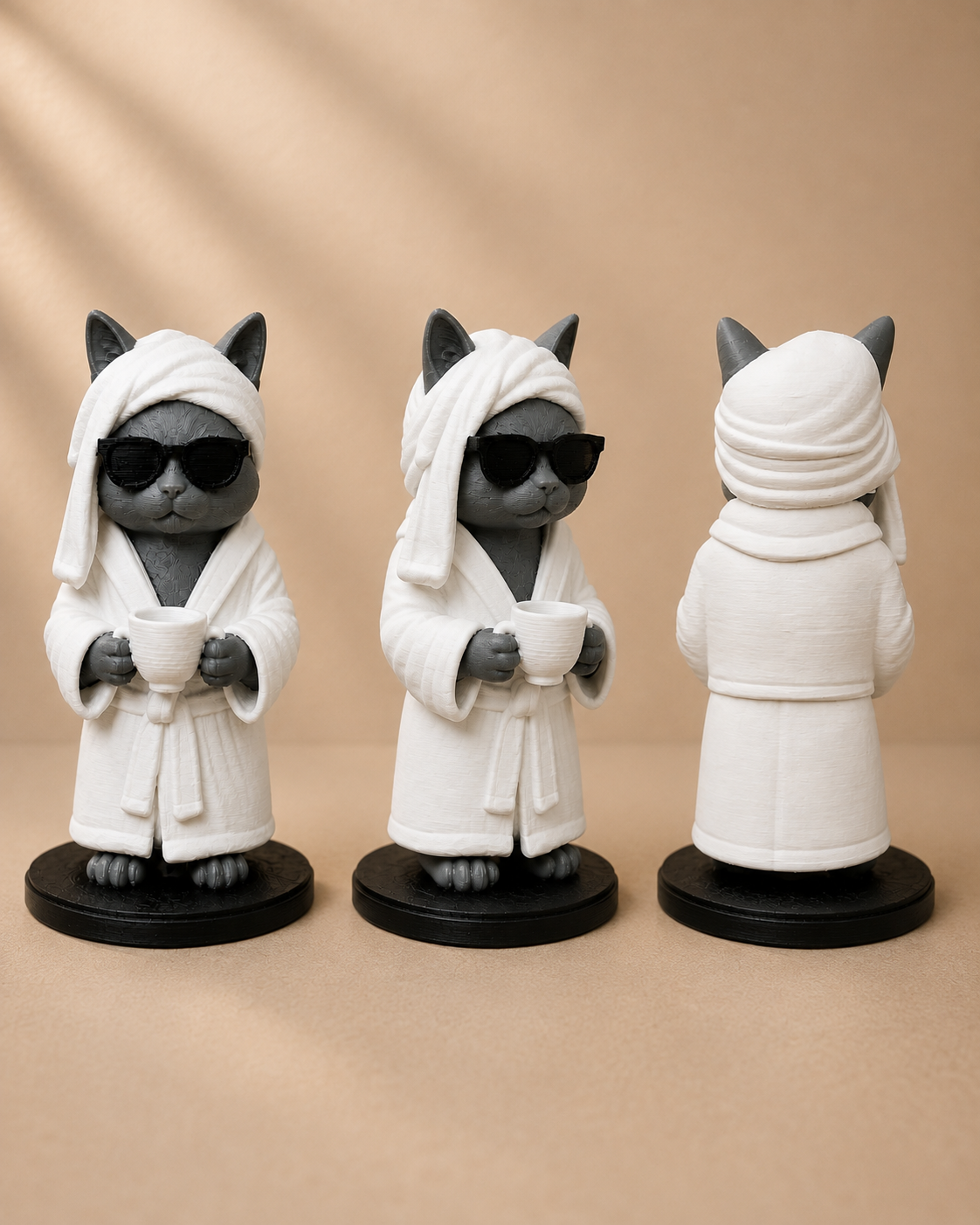 Chat peignoir avec café – Figurine déco détente